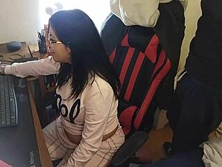 I suck the king's big cock while users watch on webcam