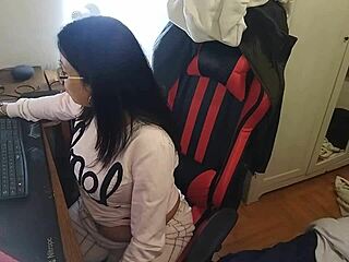 I suck the king's big cock while users watch on webcam