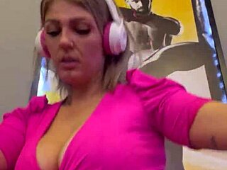 Eu Toda Molhadinha na Academia de Tanto Subir e Descer Minha Bucetinha Encharcada que Minha Roupa Ficou Transparente