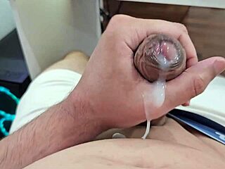 novinho dotado jerks off and cums in homemade clip