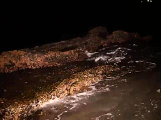 NOVINHA SQUIRTING ON THE BEACH!