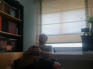 Madrastra se folla al hijastro pajero con pasión.