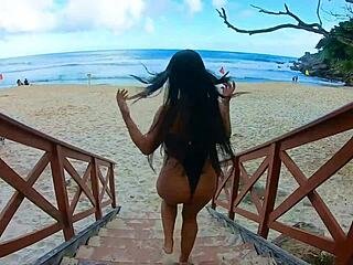 Primeira Mamada Do Ano - Fui De Maiô Socadinho Para Praia Coloquei Minha Bucetinha Pra Fora E Chamei O Estranho E Advinha O Que Aconteceu