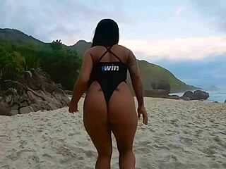 Primeira Mamada Do Ano - Fui De Maiô Socadinho Para Praia Coloquei Minha Bucetinha Pra Fora E Chamei O Estranho E Advinha O Que Aconteceu