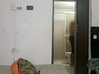 la hermosa latina morena de ojos claro mira a su hermanastro mientras el toma un baño en la ducha para asi tener sexo con el