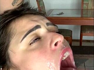 patroa puta atiçou o encanador até ele foder sua buceta e encher seu rosto de leite