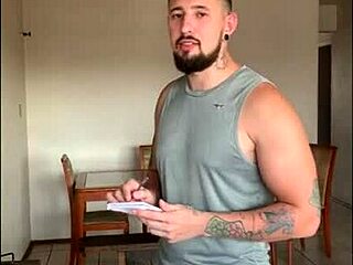 patroa puta atiçou o encanador até ele foder sua buceta e encher seu rosto de leite