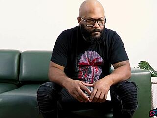 Husband regrets expelling wife and humbles himself to return