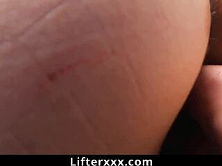 लुलु चू रिप्ड स्टॉकिंग्स में ऑफिसर माइक को फ्रीडम के लिए सक करती है - लिफ्टरएक्सएक्सएक्स