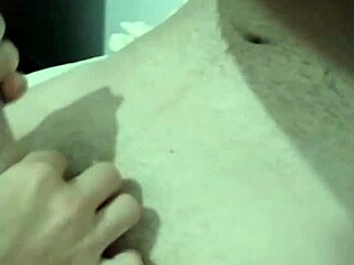 minha madrasta entrou no quarto e me pegou batendo uma punheta e terminou o servi�o