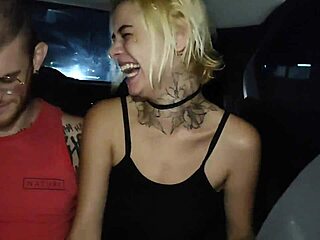 casal fode dentro do uber com monster cock bareback