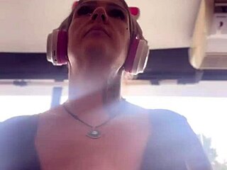 Treinando na academia suei muito q chega sentei e tirei meus peitos pra respirar tanto suor