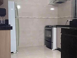 Casada Gostosa Seduces Electrician with Wet Pussy for Payment