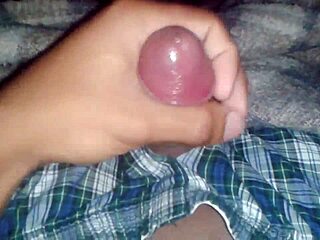 tocando mais uma punheta enquanto me masturbo no anal