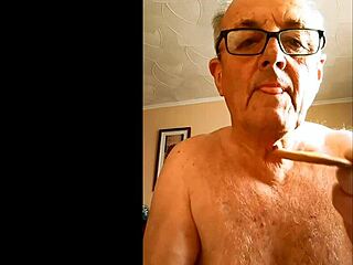 watch me stroke my cock and finish on a biscuit with bengeeman