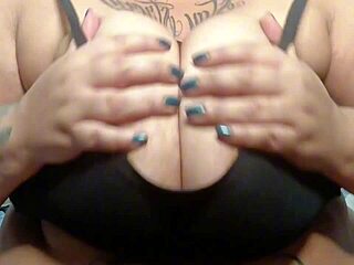 Saggy-boobed MILF enjoys fingering and anal in bedroom