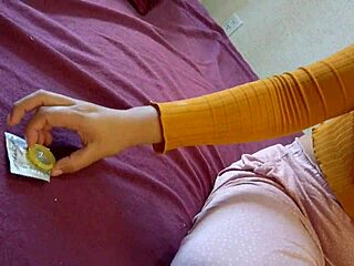 Le ense�o a usar cond�n pero me lo quita y se chorrea en mi verga