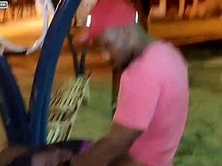 Realizei fetiche de sexo com amigos na praça pública