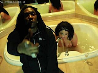 Amateur teen in ghetto hood with big ass for sex