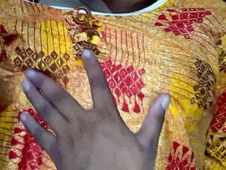 पड़ोस वाली लड़की ने घर बुलाकर बिस्तर पर कराया हार्डकोर