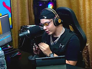 omg, flora vip got so comfy on podcast she flashed her tits out… ruan showed his dick too - podcast p�pum no barraco!!