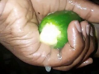 Plantain Versus Poivron - Mature Woman Gets Wet And Cums