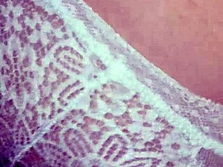 La rubia española me despierta a media noche frotando mi coñito con su polla