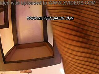 me encanta dominar a mi hijastro con mis nalgotas en face sitting