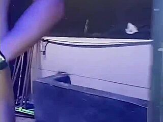 ando de pary y cachonda se me acerca este bombo y me folla en el ba�o de hombres casi nos cachan