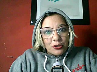 Mistaken sister-in-law and mother-in-law chat with Lola