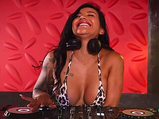 Colombian DJ Mariana Martix Bangs Fan in Live Show