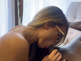 Fomos Transar na Sacada do Prédio o Segurança Pegou a Gente no Flagra Tivemos que Entrar e o Negó Roludo Me Comeu sem Dúvida e Arrombou Minha Bucetinha Socando Forte Completo no Red e Sheer