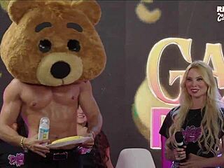 Horny babes compete in deep throat challenge! 😏