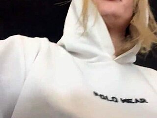 gym hottie gets turned on by sweaty hard nipples 😍