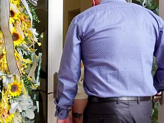 Skylar Vox Meets Much Older Boyfriend’s Parents at Thanksgiving