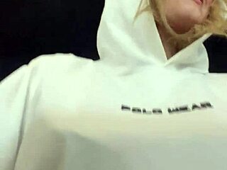 gym hottie gets turned on by sweaty hard nipples 😍