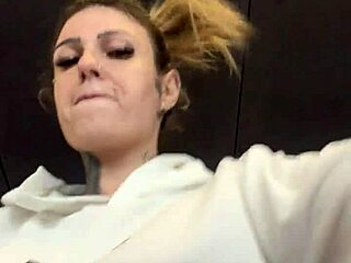 gym hottie gets turned on by sweaty hard nipples 😍