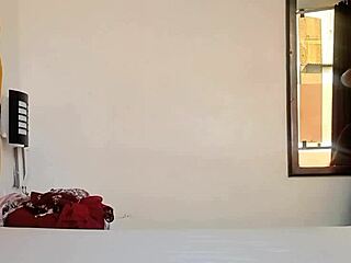 grabo a mi padrastro viéndome probar ropa y termino con su polla dentro de mi