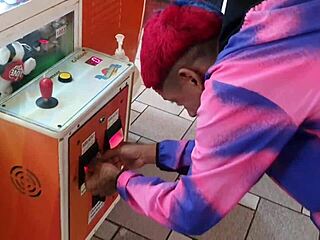 Fui buscar macho no shopping Playland e transei no banheiro. Paty Bumbum e El Toro de Oro em ação amadora ao ar livre.