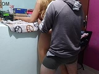 Follando a la Madrastra CULONA en Navidad, ¡estaba tan CACHONDA!