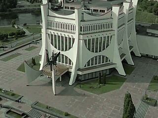 Damn! Belarusian mom sucks Victor Bloom's huge cock in Barcelona!