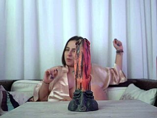 सेक्सी नताली काम करते हुए ह्यूज डिल्डो से फैंटसाइज करती है