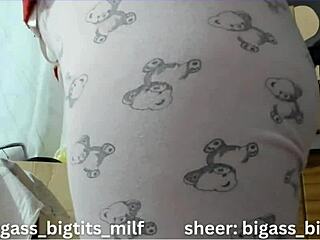 बिग ऐस लातीना पजामे में अकेली उंगलियों से स्टीमी सेशन में।