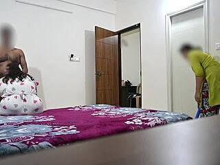 तेलुगु नौकरानी हेमा के सामने जोरदार चुदाई 😜