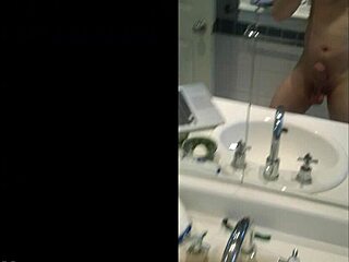 Muscular bodybuilder masturbating to cumshot?