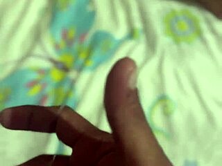 Mi Hermanastra Llega de Fiesta y Aprovecho Pa’ Entrar a Su Cuarto... Nadie Se Da Cuenta, Me Masturbo y Le Meto Mi Leche con Dedos en Coñito y Culo!