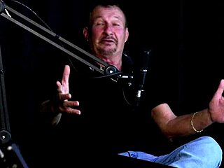 Gravou com Ted o ex-presidente Getúlio Vargas primo da mãe in wild mansion setup