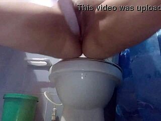 Tantas Ganas Que Me Masturbo en el Baño de Mi Vecino con Juguetes