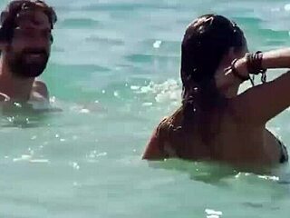 Regina Blandón flashes pezón in steamy 2019 bikini scene