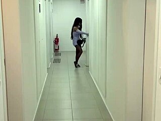 Skinny Girl Gives Her Pussy to Well-Endowed Stud